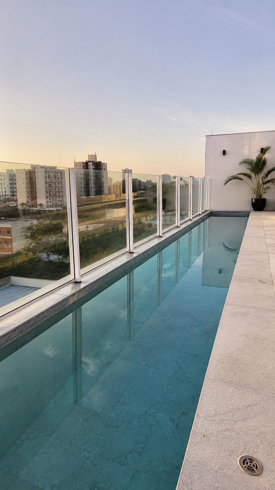 Guarda-corpo de vidro em piscina com vista para a cidade